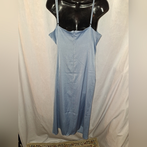 Elegant Light Bluish Gray Sleeveless Dress - Picture 6 of 7